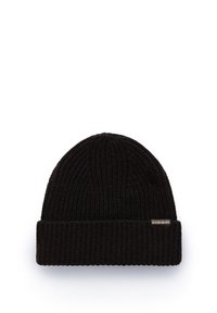 Berretto di maglia nero con una texture a coste e orlo ripiegato. Presenta un piccolo tag metallico del marchio sul lato.