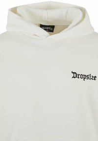 Haut à capuche blanc en tissu doux, avec une poche kangourou à l'avant et un logo "Dropsize" brodé en noir sur la poitrine gauche.