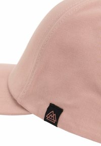 Baseballmütze aus einem hellrosa Stoff, mit einem gebogenen Schirm, strukturiertem Stich und einem kleinen schwarzen Etikett mit einem Berg-Logo an der Seite.
