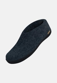Pantofole in feltro grigio scuro con forma arrotondata, design aperto nella parte superiore e suola in gomma nera. Presenta un accento di branding minimale. Texture morbida.