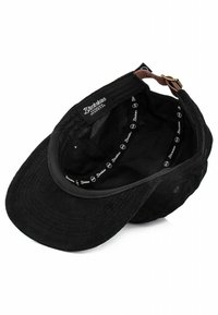 Gorra de pana negra con visera plana. El interior cuenta con una etiqueta de marca y detalles de costura. Correa de cuero ajustable para un mejor ajuste.