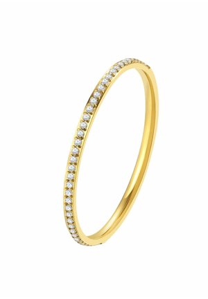 Pulsera de oro en forma de bangle adornada con una fila de pequeños cristales transparentes a lo largo de un lado, con una superficie lisa y pulida.