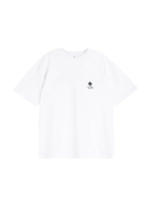 Biała koszulka z krótkimi rękawami, okrągłym dekoltem i małym czarnym logo w kształcie pikowego asa oraz napisem „Live Fully, Read Well” na lewej piersi.