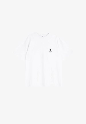 Biała koszulka z krótkimi rękawami, okrągłym dekoltem i małym czarnym logo w kształcie pikowego asa oraz napisem „Live Fully, Read Well” na lewej piersi.