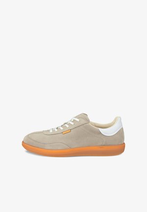 Beige casual sneaker i semsket skinn med hvite lisser, hvit hælpatch og en gjennomsiktig oransje gummisåle, vist fra siden.