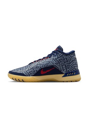Zapatillas Nike con parte superior de cuadros en azul marino y tela texturizada, detalles rojos y suela de goma. Diseño de caña alta con sistema de cordones.