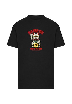 Fekete pamut póló, amelyen egy maneki-neko (szerencse macska) grafika látható, piros "GET RICH" felirattal a design fölött és alatt.