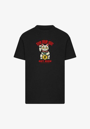 Sort bomulds t-shirt med et grafisk motiv af en maneki-neko (heldig kat) med teksten "GET RICH" i rød ovenfor og nedenfor designet.