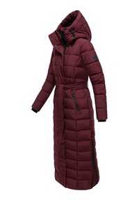 Mørkerød pufferjakke med hætte, bælte i taljen, lange ærmer, quiltet design og lynlåslommer. Stoffet har en glat tekstur.