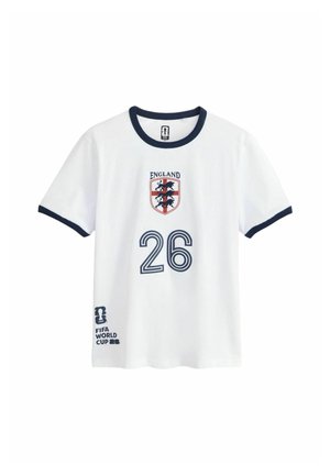 Biely futbalový dres Anglicka s tmavomodrým lemom, číslo 26 vpredu, erb Anglicka hore a logo Majstrovstiev sveta FIFA 2022 blízko spodného ľavého rohu.