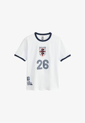 Tricou alb de fotbal al Angliei cu margini bleumarin, numărul 26 pe față, stema Angliei deasupra și logo-ul Cupei Mondiale FIFA 2022 aproape de colțul din stânga jos.