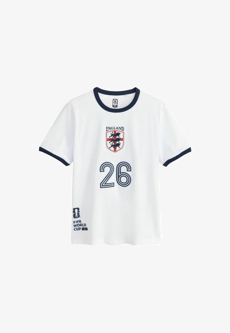 Maillot de football blanc de l’Angleterre avec bordure bleu marine, numéro 26 au devant, écusson de l’Angleterre au-dessus, et logo de la Coupe du Monde FIFA 2022 près en bas à gauche.