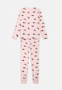 Lichtroze top met lange mouwen en broek met een all-over patroon van kleine bruine en zwarte paarden.