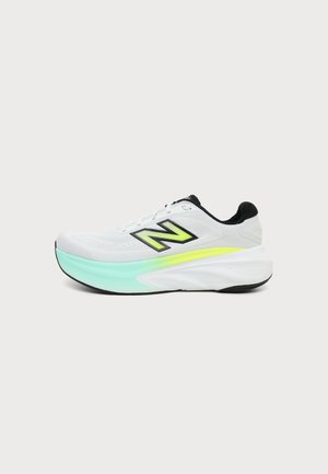 Zapatilla de running New Balance blanca y verde menta con interior negro y acento amarillo en el lateral, mostrada de perfil sobre un fondo liso.