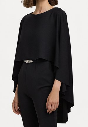 Schwarzes, kurzes Oberteil mit weiter, fließender Silhouette. Verfügt über eine glatte Textur, einen runden Ausschnitt und einen silbernen Gürtelakzent an der Taille.