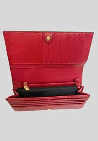 Portafoglio in pelle rossa con superficie texturizzata, scomparti con cerniera, molteplici fessure per carte e chiusura a scatto dorata.