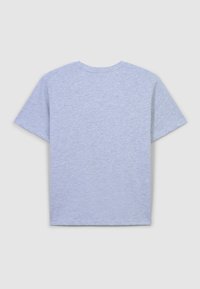 T-shirt in cotone grigio chiaro con maniche corte, scollatura rotonda e una consistenza liscia. Nessun motivo o abbellimento visibile.