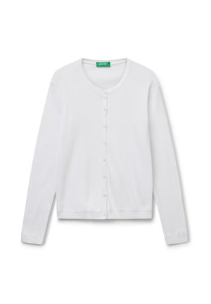 Cardigan bianco a maniche lunghe realizzato in tessuto morbido, con colletto rotondo, chiusura con bottoni e polsini e orlo a coste.
