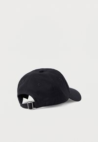 Gorra de béisbol de algodón negra con visera curva, correa ajustable en la parte trasera y ojales de ventilación en la corona. Diseño liso, sin estampados.