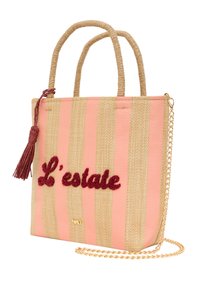 Gestreifte pinke und beige geflochtene Tragetasche mit einer goldenen Kette, die einen roten gestickten Schriftzug "L'estate" und einen Quastenakzent aufweist.