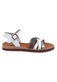 Weißes Leder-Sandale mit verstellbarem Knöchelriemen, strukturiertem Silber- und Schwarzgeflecht, braunem gepolstertem Fußbett und flacher Gummisohle.