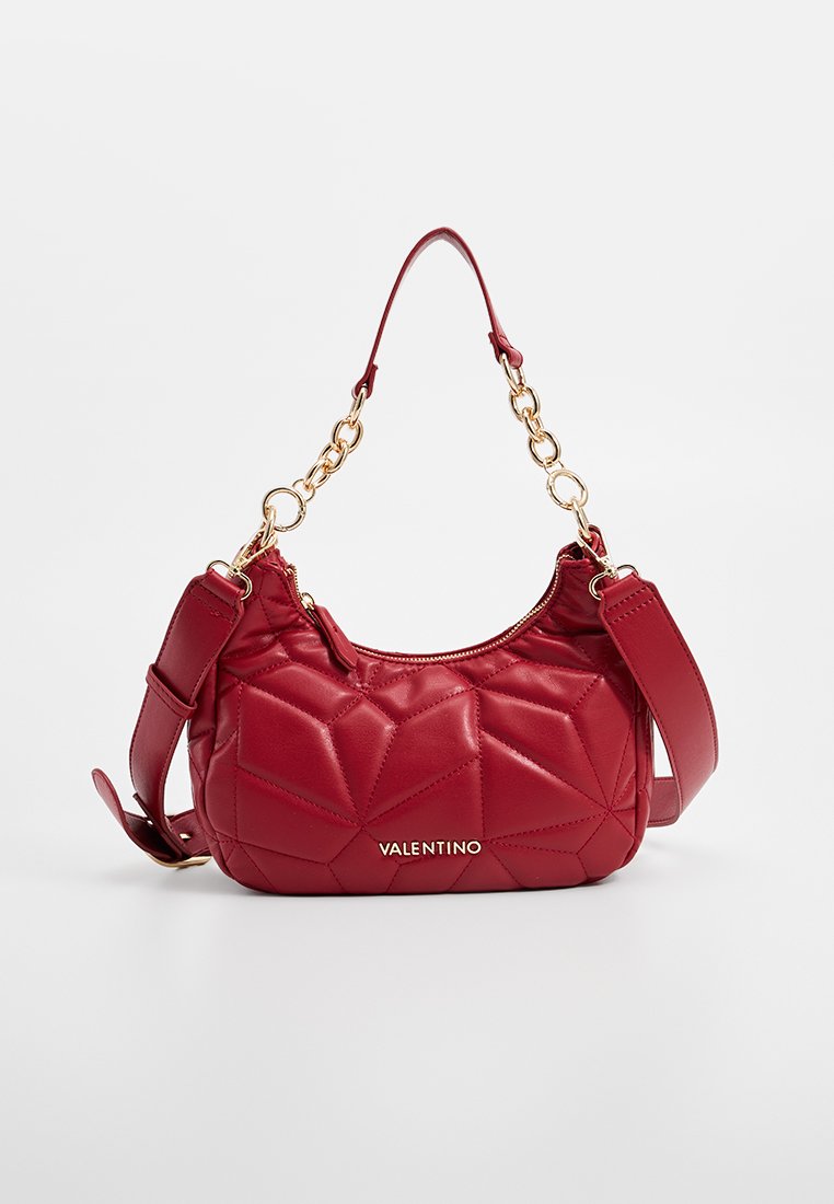 Gepolsterte rote Lederhandtasche in geschwungener Form, mit goldenen Kettenakzenten und verstellbarem Tragegurt. Mit einem Logo an der Front.