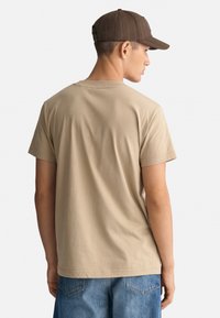 GANT TONAL SHIELD - Marškinėliai su spaudiniu - concrete beige