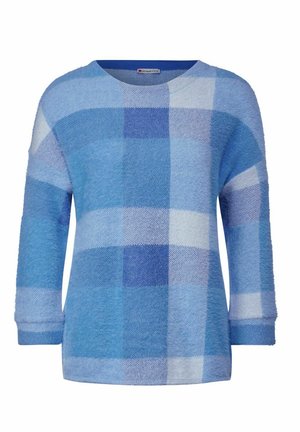 Suéter azul claro con una textura suave, que presenta un patrón de cuadros en diversas tonalidades de azul, cuello redondo y mangas largas.