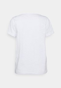 T-shirt blanc à manches courtes avec une coupe décontractée, une texture lisse et un col rond. Design uni sans logos ni motifs visibles.