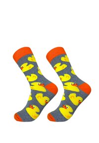 Graue Socken mit einem orangefarbenen Rippbündchen und Spitze, versehen mit einem wiederholten Muster gelber Gummienten mit roten Schnäbeln.