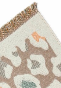 Gewebter Stoff mit einem abstrakten braunen und beigen Tierdruck, verziert mit orangefarbenen und grünen Akzenten sowie fransigen Kanten für zusätzlichen Textur.