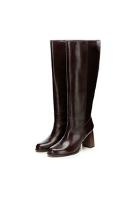 Brązowe skórzane kozaki za kolano o gładkiej powierzchni, z kwadratowymi noskami i masywnym, teksturowanym obcasem zapewniającym stabilność.