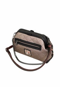 Bolso de mano sintético beige acolchado con acentos negros, equipado con un parche de logo, un bolsillo con cremallera en la parte frontal y una correa desmontable de cadena y cuero.