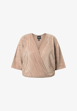 Beige plisseret slå-om-bluse med trekvartærmer, v-udskæring og blødt tekstureret stof.