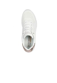 Skechers Sneaker aus weißem Leder mit Perforationen, runder Zehenform, weißen Schnürsenkeln und einem hellbraunen Akzent an der Ferse.