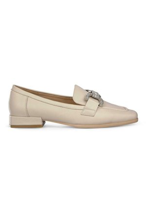 Beige Lederloafers mit einer dekorativen Schnalle in Silberoptik, niedrigem Blockabsatz und glatter Textur. Verfügt über ein klassisches Mokassindesign.