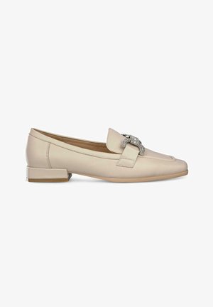 Mocassino in pelle beige con una fibbia decorativa in tono argento, tacco quadrato basso e texture liscia. Presenta un design classico da mocassino.