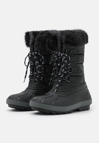 Botas de invierno negras con un suave puño de piel sintética, parte superior acolchada y cordones en contraste. Presenta una suela de goma con tracción para mayor agarre.