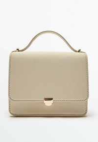 Borsa in pelle color crema con manico superiore e chiusura in tonalità oro. Presenta linee e cuciture pulite, forma rettangolare e una texture liscia.