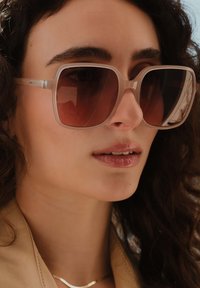 Isabel Bernard Lunettes de soleil - rosa