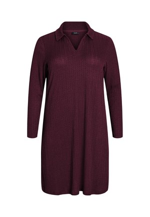 Raudonasis ilgų rankovių megztas suknelė su apykakle ir V formos iškirpte, puikiai tinkanti su tekstūruotu raštu visame audinyje. Laisvas siluetas, iki kelių ilgio.