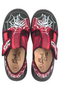 Rote und schwarze Kinderschuhe mit einem Spinnennetzdesign, ausgestattet mit einer Handgrafik, Klettverschlüssen, Gummisohlen und einer gepolsterten Innensohle.