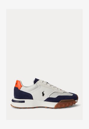 Sneaker in camoscio bianco e blu navy con linguetta al tallone arancione, suola in gomma marrone e logo del giocatore di polo nero sul lato.