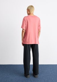 Nike Sportswear TEE - Βασικό μπλουζάκι - canyon pink