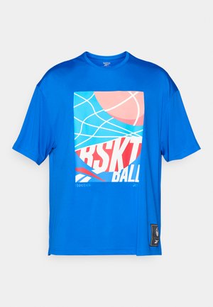 Niebieska koszulka z krótkim rękawem uszyta z gładkiego, oddychającego materiału, z graficznym nadrukiem elementów związanych z koszykówką oraz tekstem.