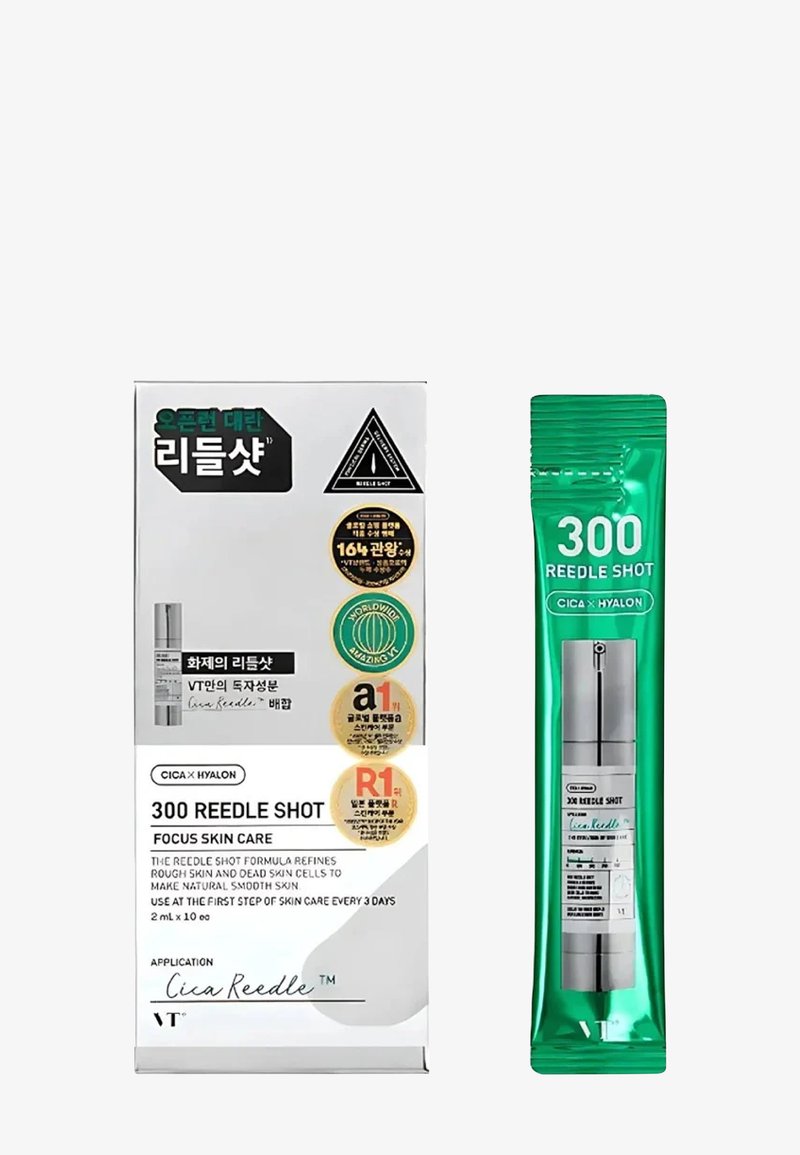 CICA x Hyalon 300 Reedle Shot in einem grünen Beutel mit silbernem Pumpspender, zeigt Text und Auszeichnungssymbole auf weißer Verpackung, betont Hautpflege.