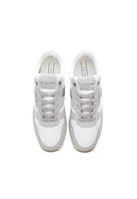 Bílé tenisky s šedými akcenty, vyrobené z kůže a síťoviny. Vybavení zahrnuje kulaté šňůrky, polstrovaný límec a texturovanou gumovou podrážku.