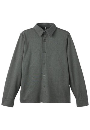 Tmavě šedá košile s dlouhým rukávem, zapínaná na knoflíky, s hrotovým límcem a jemnou texturou látky, vyfocená na bílém pozadí.