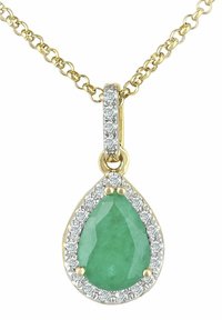 Zlata verižica z obeskom iz zelenga dragulja v obliki solze, obdanim z obročem majhnih belih kamnov in zlatih poudarkov.