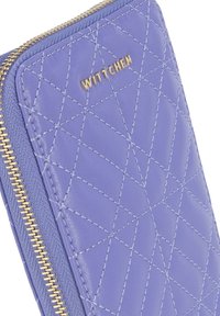 Fialová kožená peněženka s prošívanou texturou. Obsahuje zlatý zip a vyražené logo značky "WITTCHEN" na povrchu.